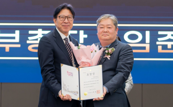 경남정보대학교 임준우 산학부총장(오른쪽)이 박형준 부산시장으로부터 표창을 수여 받고 있다. 사진=경남정보대 제공