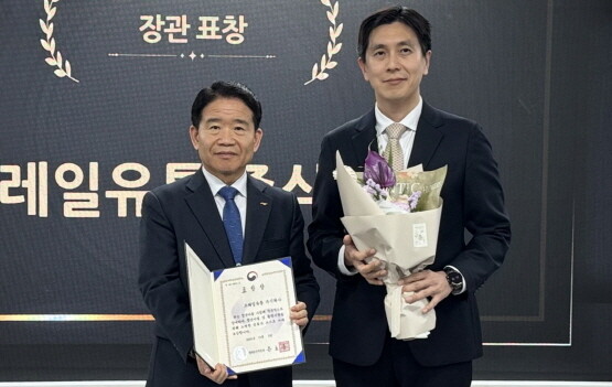 행정안전부 장관상 수상 모습. 사진=코레일유통 제공