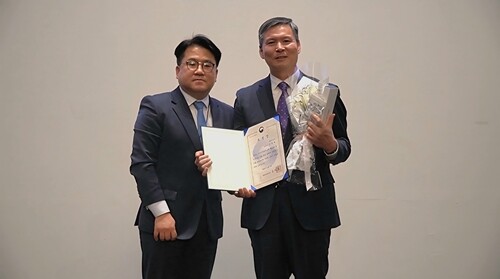 보람바이오 김성규 연구개발총괄 대표(오른쪽)가 농림축산식품부장관 표창장을 받은 뒤 기념촬영을 하고 있다. 사진=국가식품산업클러스터진흥원 제공
