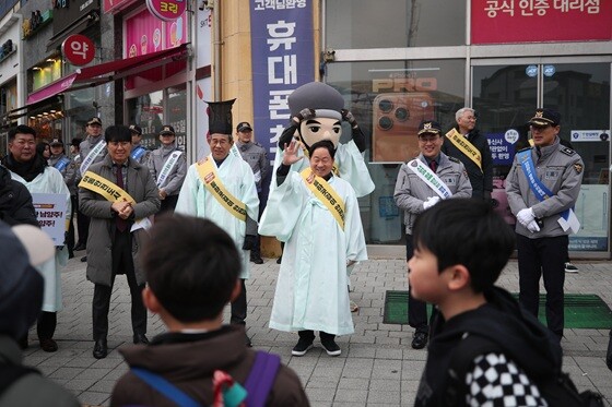 주광덕 남양주시장(가운데)을 비롯한 민·관·경·학 관계자들이 다산한강초등학교 인근에서 등굣길 아동 안전 캠페인을 진행하고 있다. 사진=남양주시 제공