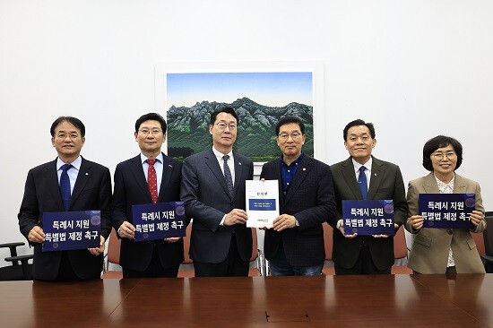 왼쪽부터 이동환 고양특례시장, 이상일 용인특례시장, 정명근 화성특례시장, 신정훈 행정안전위원회 위원장, 이재준 수원특례시장, 정숙이 창원특례시 자치행정국장. 사진=화성특례시 제공