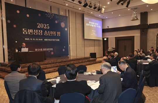 제124회 동반성장포럼에서 박재윤 서울대 경제학부 명예교수가 ‘한국경제의 대전환, 선진국 도약을 위한 11대 혁신’을 주제로 발표를 하고 있다. 사진=박정훈 기자