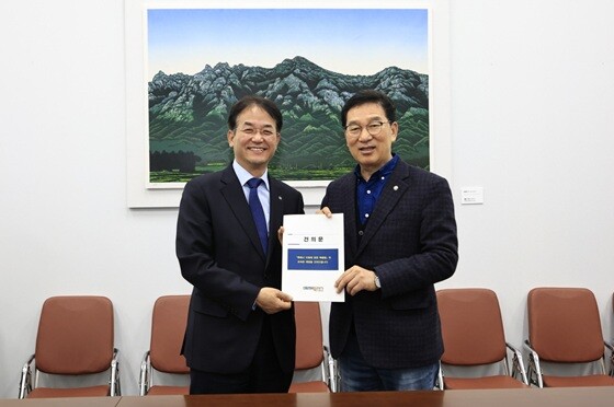 이동환 고양특례시장(왼쪽)과 신정훈 국회 행정안전위원장이 ‘특례시 지원 특별법’ 제정 촉구 건의문을 함께 들고 기념촬영을 하고 있다. 사진=고양특례시 제공