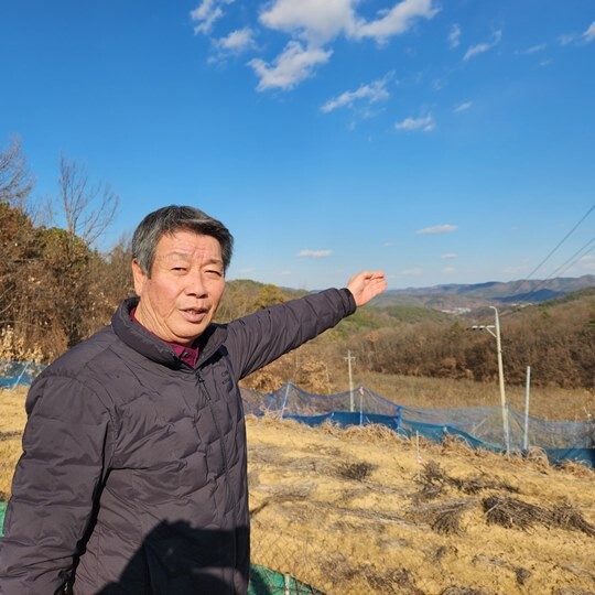 홍병기 대구·경북통합 신공항 비상대책위원회 공동위원장이 12월 3일 신공항 예정 부지를 가리키며 설명하고 있다. 사진=김지영 기자