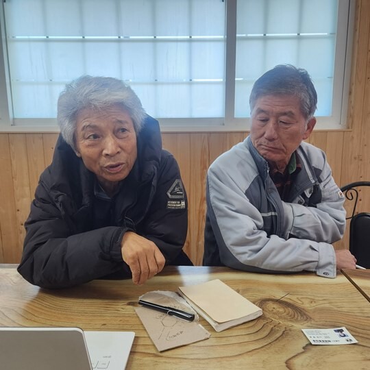 김해종 대구·경북통합신공항 소음대책위원회 위원장(왼쪽)과 박종대 경북 의성군 비안면 화신1리 이장이 신공항 소음 피해를 우려하며 대책 마련을 요구하고 있다. 사진=김지영 기자