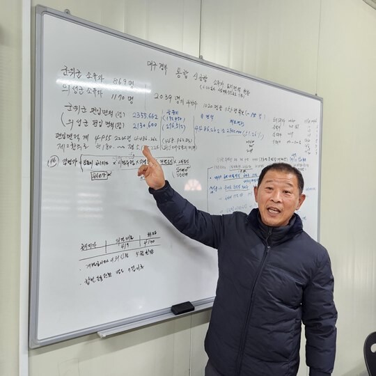 홍창모 대구·경북통합신공항 비상대책위원회 공동위원장이 대구 군위군에 있는 비대위 사무실에서 신공항 부지 토지 소유자 현황을 설명하고 있다. 사진=김지영 기자