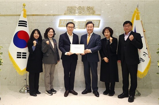 김성제 의왕시장이 12일 임태희 교육감에게 의왕교육지원청 신설 추진 건의문을 전달하고 있다. 사진=의왕시 제공