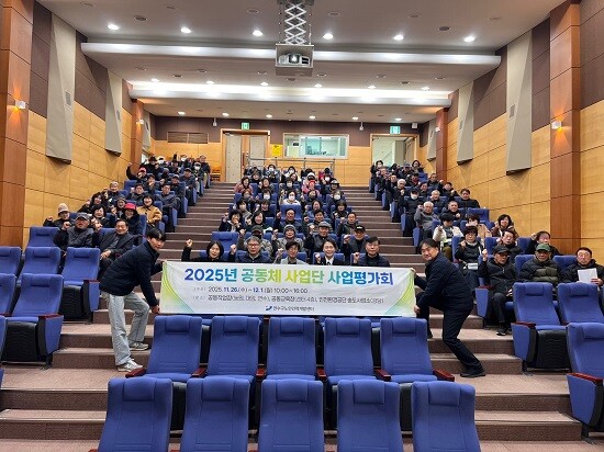 인천환경공단 자원순환지원센터에서 개최된 노인일자리 사업 종무식에서 참여 어르신들이 기념촬영을 하고 있다. 사진=인천환경공단 제공