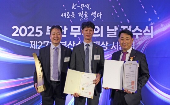 시상식 기념촬영 모습. 왼쪽부터 ㈜비스코 최성순 대표, 차영민 팀장, 서동섭 이사. 사진=BN그룹 제공