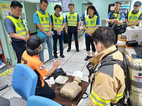 119소방관으로부터 CPR 교육을 받고 있는 역직원. 사진=대구시 제공