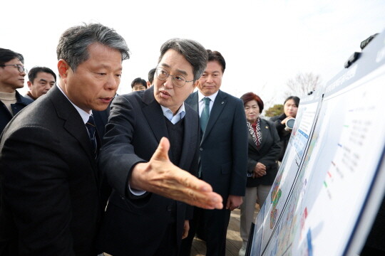 부천대장 R&D클러스터 비전 파트너쉽 간담회를 마치고 김동연 경기도지사가 현황보고 및 현장시찰을 하고 있다. 사진=경기도
