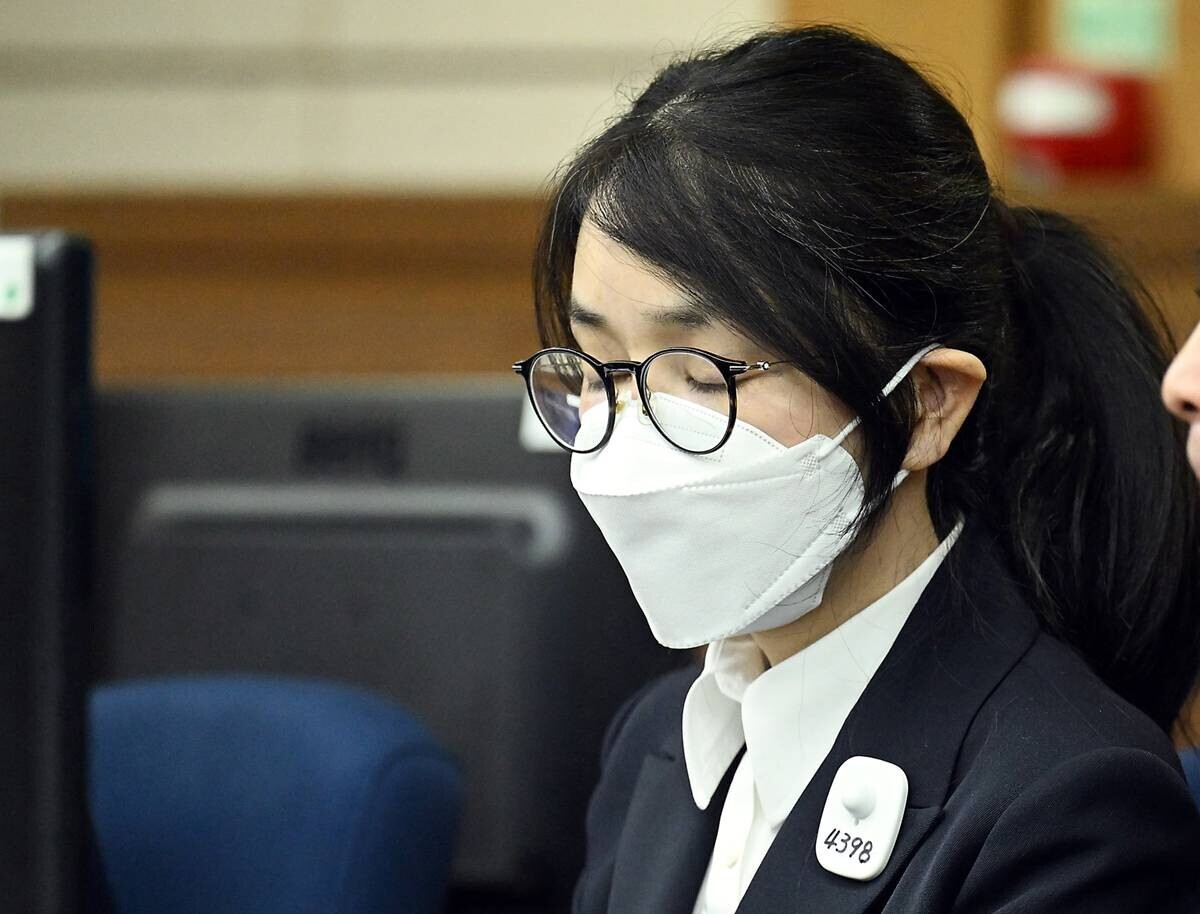 윤석열 전 대통령의 배우자 김건희 씨가 지난 9월 24일 서울 서초동 서울중앙지법에서 열린 김 여사의 특정범죄가중처벌법상 알선수재 및 자본시장법·정치자금법 위반 등 사건 첫 재판에 출석하고 있다. 사진=사진공동취재단