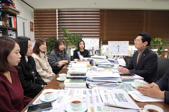 이상일 용인특례시장이 15일 기흥역세권 주민들과 간담회를 갖고 있다. 사진=용인특례시 제공