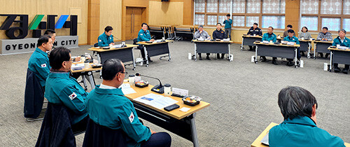 15일 시청 대회의실에서 통합방위협의회 위원 20여 명이 참석한 가운데 '2025년도 제4분기 경산시 통합방위협의회 정기회의'가 열리고 있다. 사진=경산시 제공