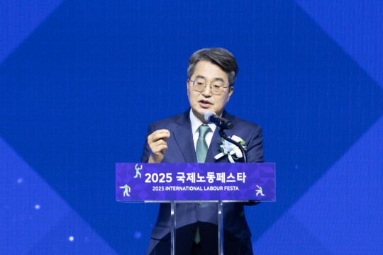 2025 국제노동페스타 개막식에서 김동연 경기도지사가 인사말을 하고 있다. 사진=경기도