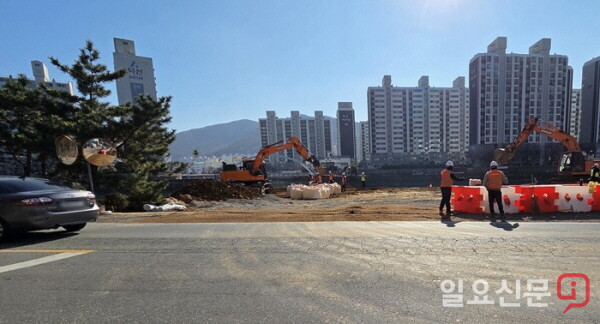 한국수자원공사가 발주한 공사 현장 입구. 토사로 비산먼지 발생 원인을 제공했고 세륜시설은 찾아 볼 수 없다. 사진=정민규 기자