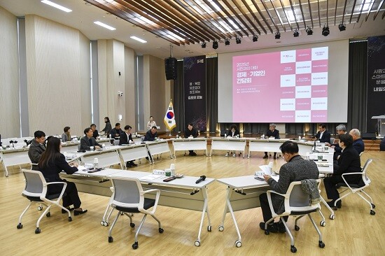 김포시가 15일 김포제조융합혁신센터에서 관내 경제기업인들과 간담회를 갖고 있다.사진=김포시 제공
