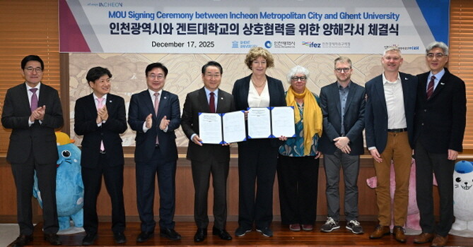 유정복 인천시장이 17일 시청 대접견실에서 열린 '인천광역시와 겐트대학교의 상호협력을 위한 양해각서 체결식'에서 페트라 드 수터 겐트대학교 총장 등 참석자들과 기념촬영을 하고 있다. 사진=인천시 제공