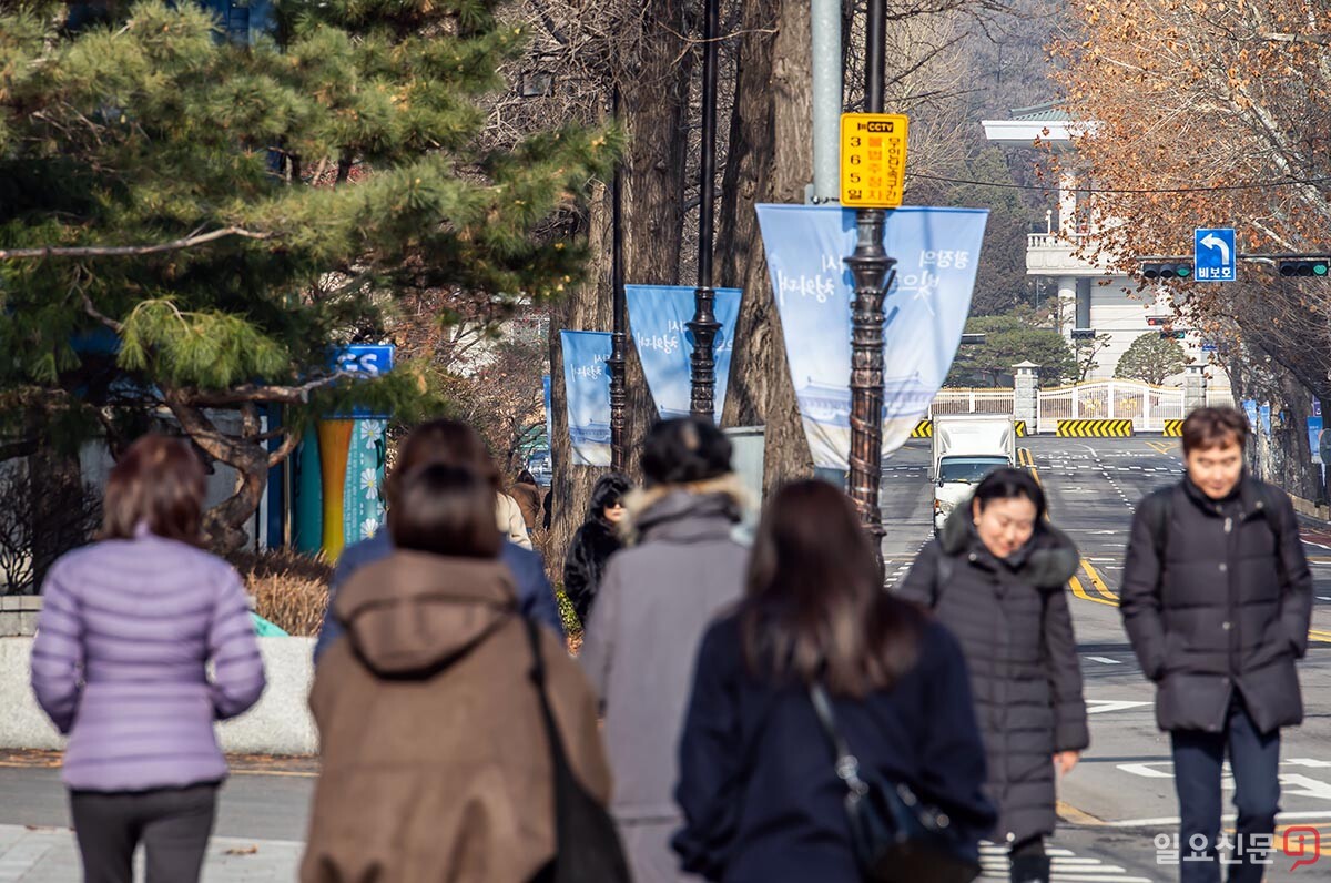 청와대 인근 거리에 복귀를 알리는 현수막이 내걸리는 등 변화의 조짐이 보인다.