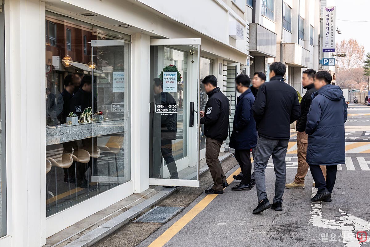 청와대 인근의 한 카페 앞에서 대통령실 직원으로 보이는 이들이 줄을 서고 있다.