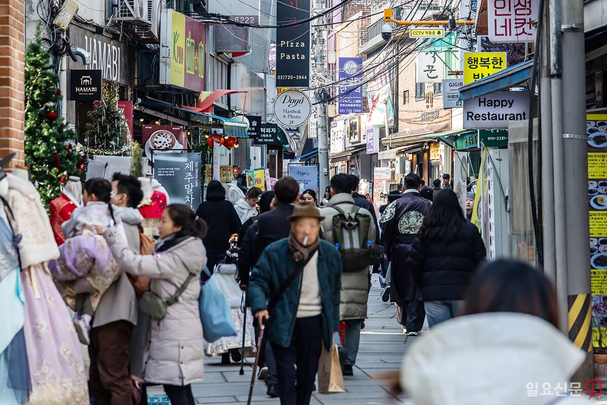 서울 종로구 서촌 골목을 가득 메운 인파. 일대 상권이 활기를 되찾고 있다.