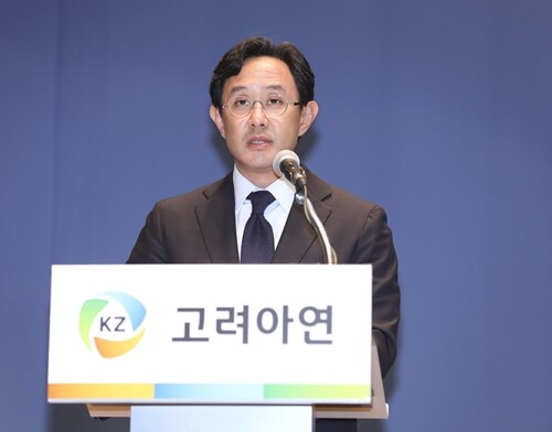 최윤범 고려아연 회장이 지난해 11월 13일 오후 서울 중구 대한상의에서 열린 기자회견에서 입장문을 낭독하고 있다. 사진=박정훈 기자