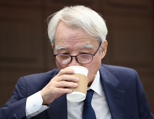 강성두 영풍 사장이 지난해 9월 27일 오전 서울 중구 프레스센터에서 열린 고려아연 공개매수 관련 기자간담회에서 음료를 마시고 있다. 사진=연합뉴스