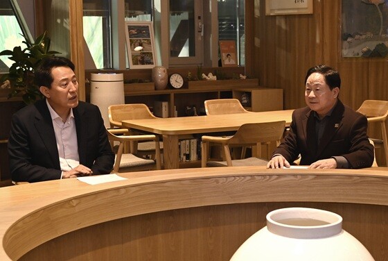 주광덕 남양주시장(오른쪽)과 오세훈 서울시장이 별내선 운행과 광역교통 현안에 대해 의견을 나누고 있다. 사진=남양주시 제공