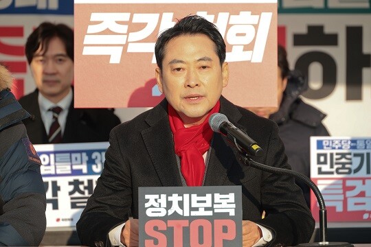 12월 15일 장동혁 국민의힘 대표가 국회 본관 앞 농성 텐트 앞에서 열린 최고위원회의에서 발언하고 있다. 사진=이종현 기자