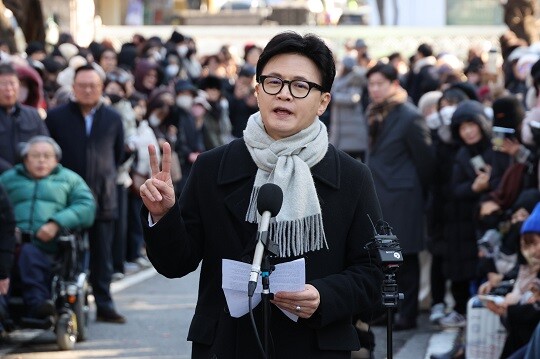 한동훈 국민의힘 전 대표가 12월 3일 서울 여의도 국회도서관 앞에서 비상계엄 1주년 관련 기자회견을 하고 있다. 사진=박은숙 기자