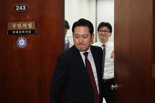2024년 12월 11일 당시 국민의힘 한동훈 대표와 장동혁 의원. 사진=연합뉴스