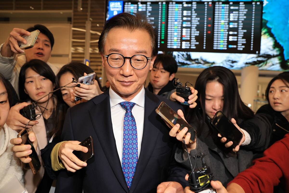 통일교로부터 금품을 수수했다는 의혹을 받는 전재수 해양수산부 전 장관이 지난 11일 오전 인천국제공항 제2터미널을 나서며 취재진의 질문에 답하고 있다. 사진=임준선 기자