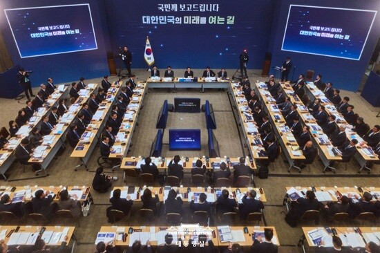 여권에선 이재명 대통령의 ‘사이다 소통 행보’라며 호평을 내놓고 있지만 국민의힘은 ‘정치 쇼’라며 폄하한다. 이재명 대통령 업무보고 생중계 현장. 사진=대통령실 제공