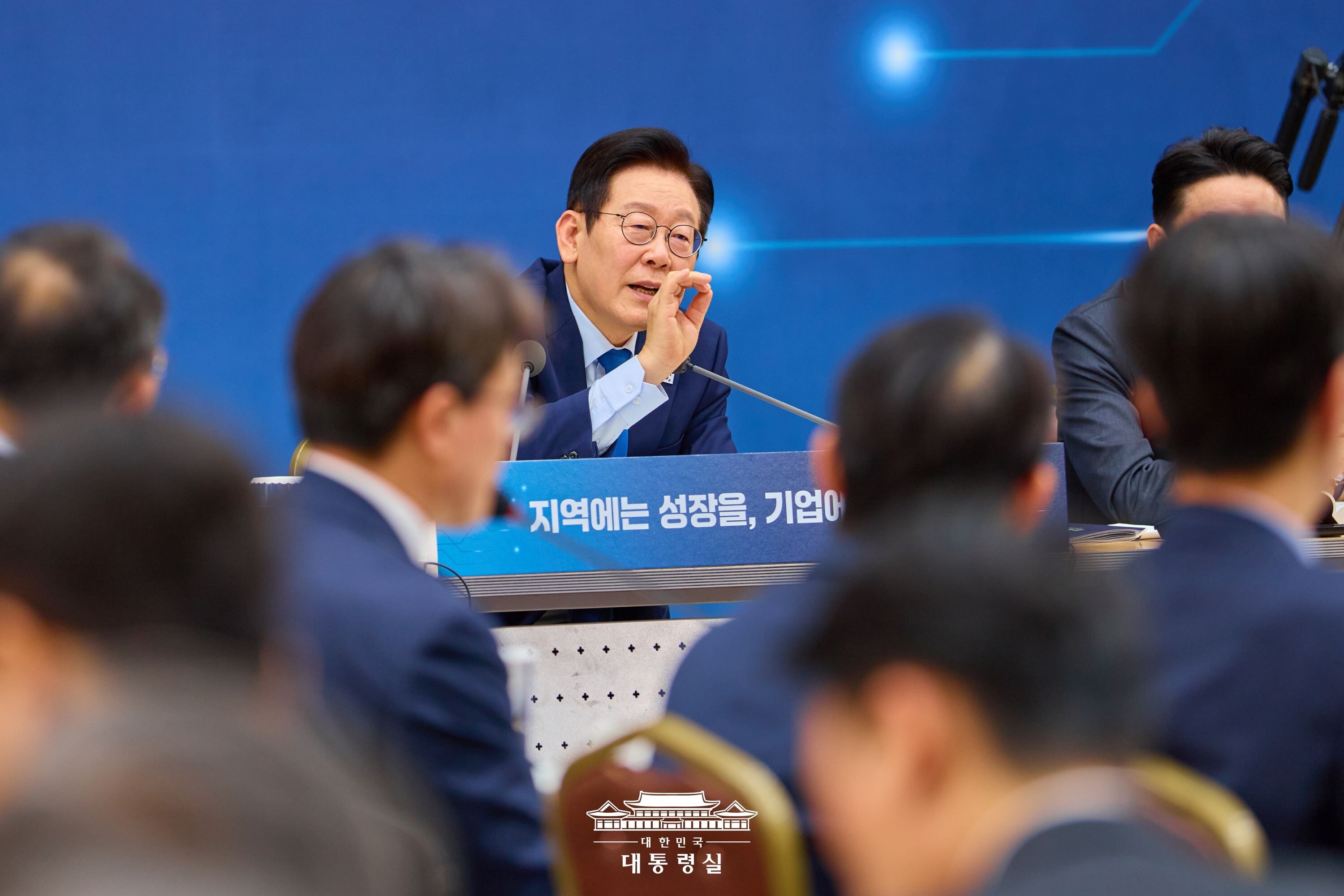 업무보고 생중계 논란에 대해 이재명 대통령은 “이 자리에서 얘기한 거 하고 뒤에서 다른 데 가서 또 다른 얘기를 한다”면서 “여긴 정치적 논쟁 자리가 아니다. 왜 그걸 악용을 하느냐”고 목소리를 높였다. 사진=대통령실 제공