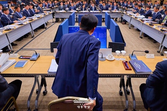 대통령실은 필요한 부분을 보완하며 업무보고 생중계 기조를 이어갈 방침인 것으로 전해진다. 업무보고 현장에서 착석하고 있는 이재명 대통령. 사진=대통령실 제공