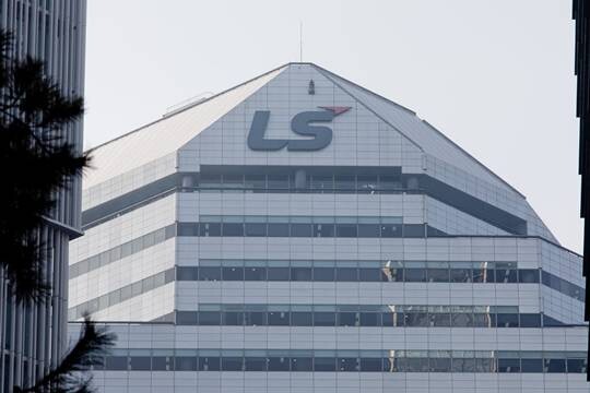 LS이브이코리아 상장에 실패하면서 LS전선과 투자자 간 갈등이 격화되고 있다. 서울 용산구에 위치한 LS타워 전경. 사진=이종현 기자
