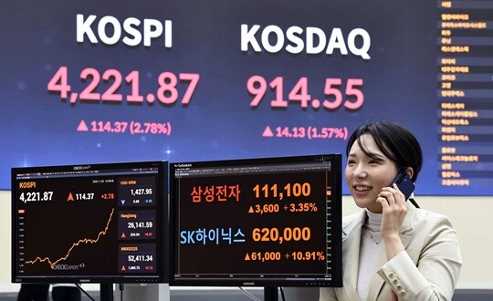 코스피가 사상 최고치 마감한 11월 3일 서울 영등포구 한국거래소 홍보관. 사진=연합뉴스