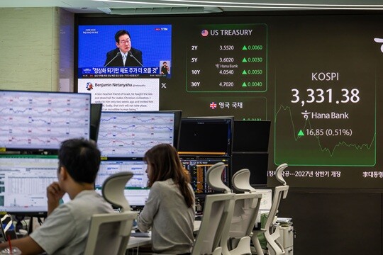 지난 9월 11일 서울 중구 하나은행 딜링룸 현황판에 송출된 이재명 대통령 취임 100일 기자회견 방송. 사진=최준필 기자