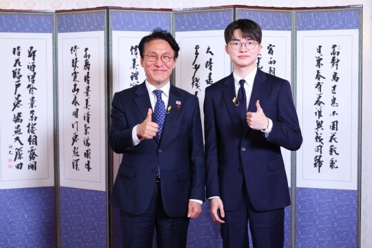 김민석 국무총리(왼쪽)가 리그오브레전드(LoL) 프로게이머 '페이커' 이상혁을 만나 K-게임 산업의 발전 방향 등에 대해 의견을 나눴다. 사진=총리실 제공