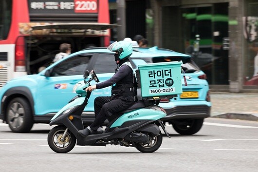 여론조사기관 티브릿지코퍼레이션이 성인 남녀 1500명 대상 조사를 벌인 결과 응답자 가운데 약 87%가 배달앱의 과도한 배달비와 수수료 문제에 공감하며 규제 필요성에 찬성했다. 사진=최준필 기자