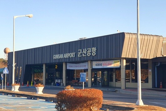 전북 옥서면 군산공항은 규모가 작은 편이다. 한때는 대한항공 등 여러 항공사 비행기가 자주 다녔지만 이용객이 적어 줄줄이 철수했다. 현재는 진에어 항공기만 하루 한두 차례 제주도를 오가고 있다. 사진=주현웅 기자