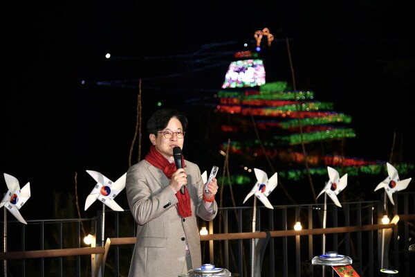 20일 애기봉평화생태공원에서 개최한 크리스마스 특별문화행사 ‘애기봉 윈터라이트’ 행사에서 김병수 시장이 인사말을 하고 있다. 사진=김포시 제공
