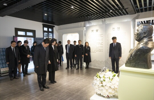 2019년 11월 충칭 대한민국 임시정부 청사를 찾아 백범 김구 동상에 헌화 및 묵념을 하고 있는 이재명 경기도지사. 사진=경기도