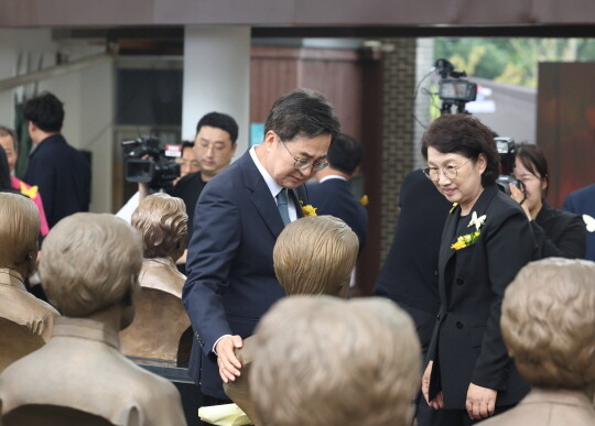 경기도 광주시 나눔의집에서 열린 '2025년 일본군 위안부 피해자 기림의 날' 기념식에서 김동연 경기도지사가 일본군 위안부 피해자 할머니들 흉상을 살펴보고 있다. 사진=경기도