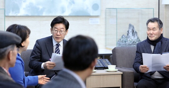 2019년 1월 31일 이재명 경기도지사가 김영배(선감아동피해대책협의회) 회장 및 협의회원들과 면담을 하고 있다. 사진=경기도