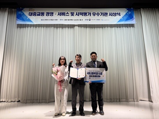 수원특례시 관계자들이 수상 후 기념촬영을 하고 있다. 사진=수원특례시 제공
