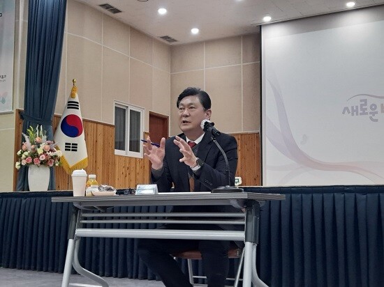 이영훈 인천 미추홀구청장이 22일 구청 대회의실에서 '민선 8기 출입 기자 설명회'를 열고 있다. 사진=박창식 기자