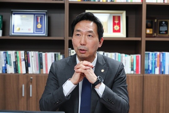 6월 12일 오후 서울 여의도 국회의원회관 사무실에서 만난 더불어민주당 이정헌 의원이 AI 정책의 중요성을 역설하며 골든타임을 놓치지 말아야 한다고 주장하고 있다. 사진=이종현 기자