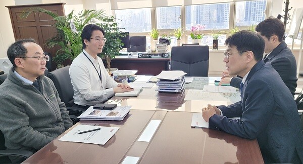 22일 김정기 대구시장 권한대행이 박동일 산업통상부 산업정책실장과 함께 면담을 하고 있다. 사진=대구시 제공