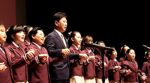 박용선 도의원이 지난달 15일 포항시청에서 열린 '의정 보고회'에서 지역 어린이 합창단과 식전 공연을 하고 있다. 사진=박용선 의원실 제공
